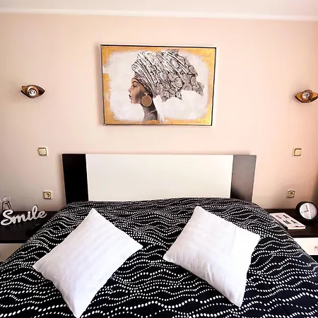 Marvil Cozy With Private Terrace And Free Parking شقة