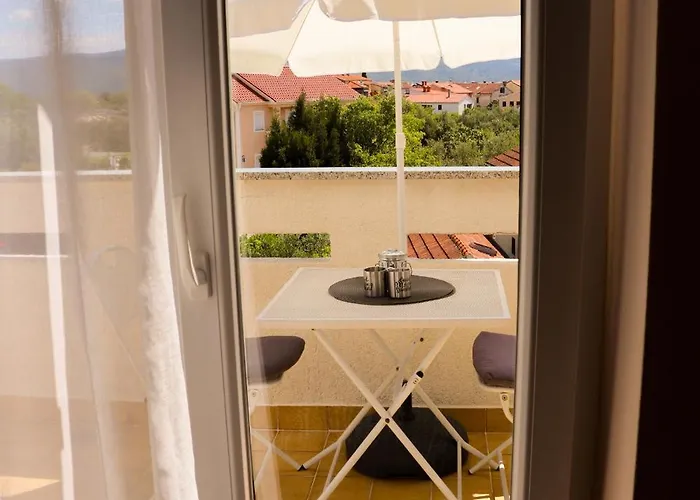 Marvil Cozy With Private Terrace And Free Parking Apartman Krk Town